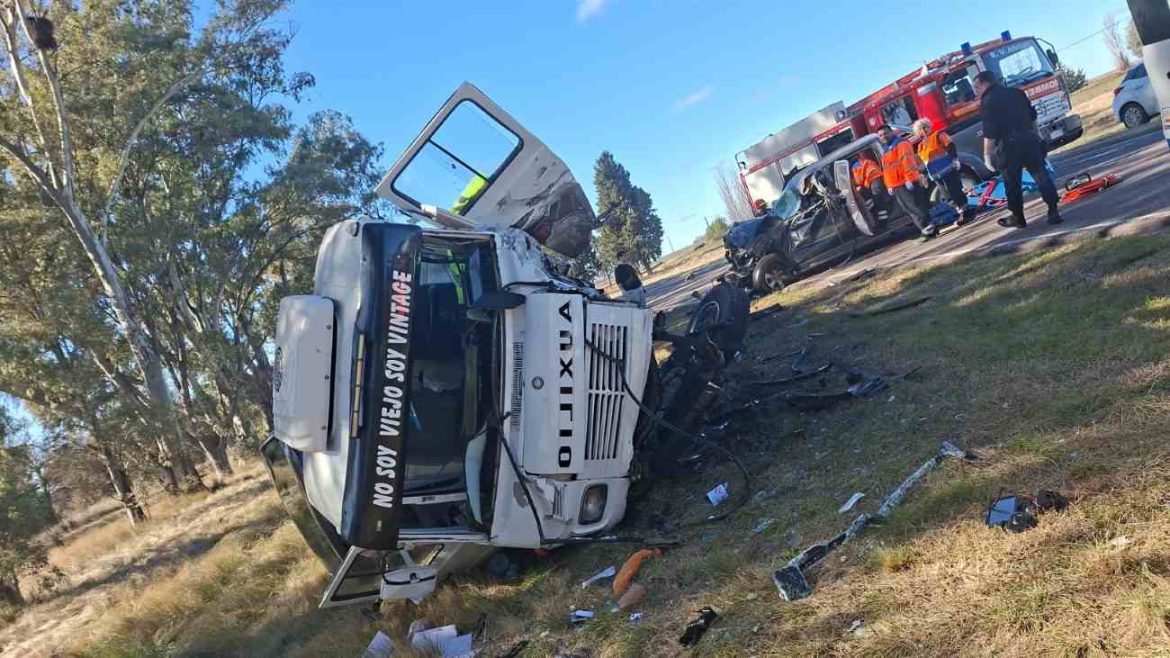 Choque frontal entre una camioneta y un camión en la ruta 5: dos conductores fueron hospitalizados