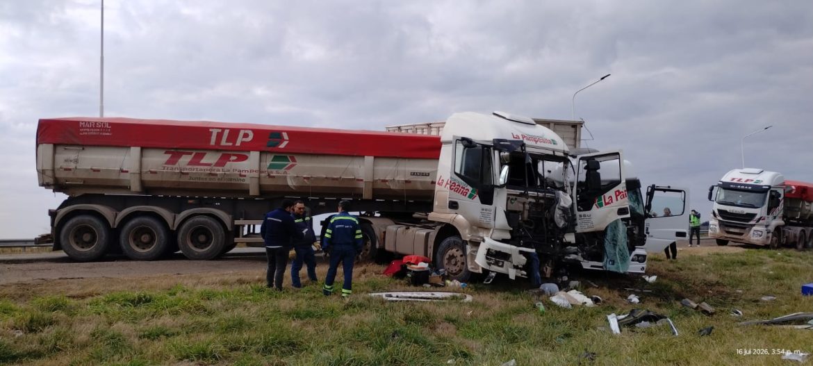 Chocaron dos camiones en el cruce de Lonquimay: hay tres heridos