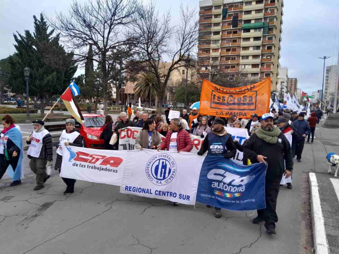 CTA, CGT y jubilados marcharon en Santa Rosa contra la política económica de Milei