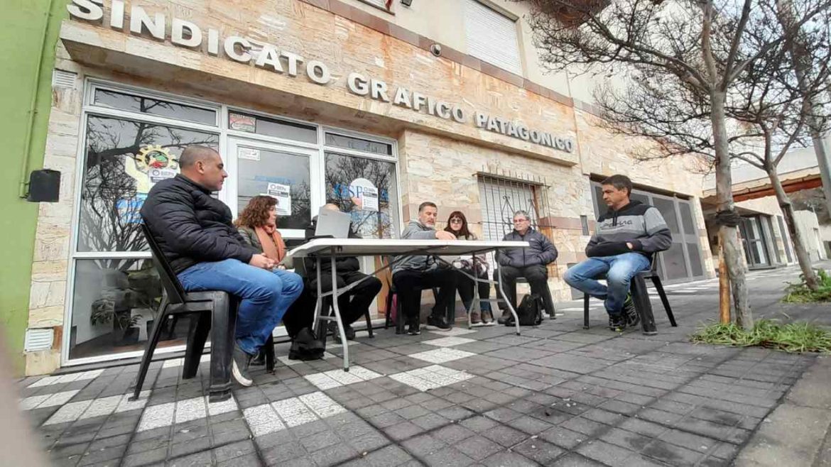 Schmidt no renuncia y hay 7 mil pampeanos sin la obra social Ospida: sesión en la vereda y luz verde a auditoría