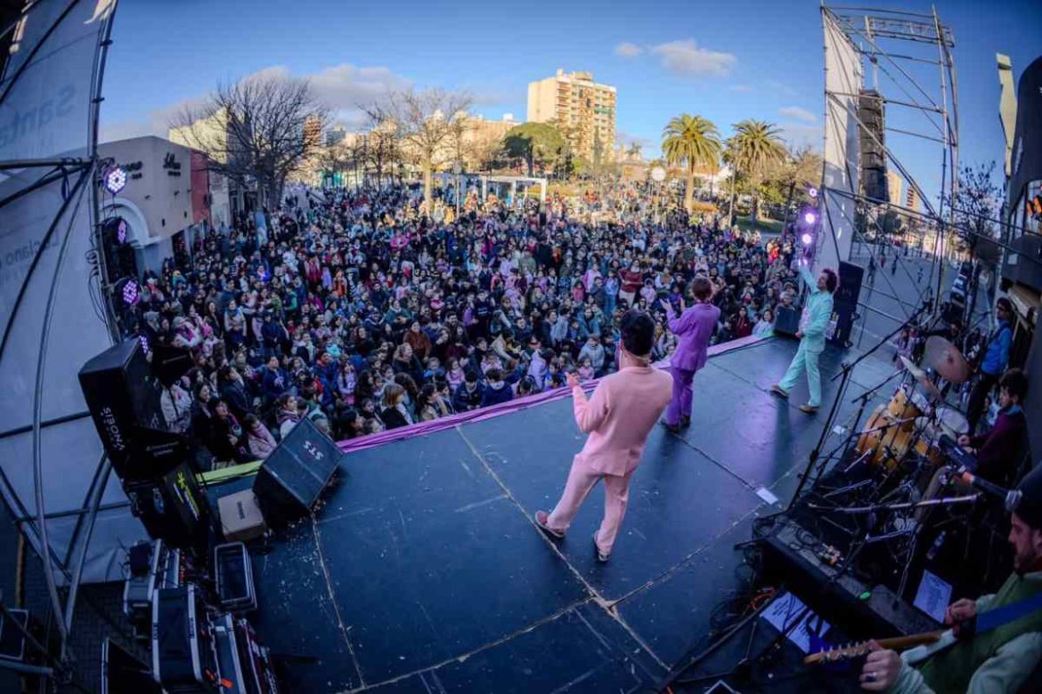 Comenzó el Festival “Pichi Anai ATP” y la plaza San Martín fue una fiesta familiar