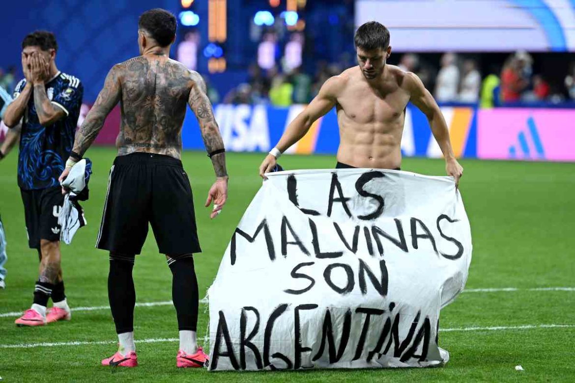 “Las Malvinas son argentinas”, la bandera que colocaron los jugadores en la cancha tras el pase a la final
