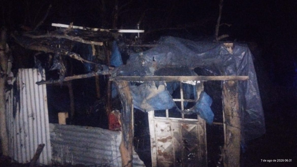 El fuego destruyó una precaria casa en Santa Rosa: su propietaria dijo que fue intencional