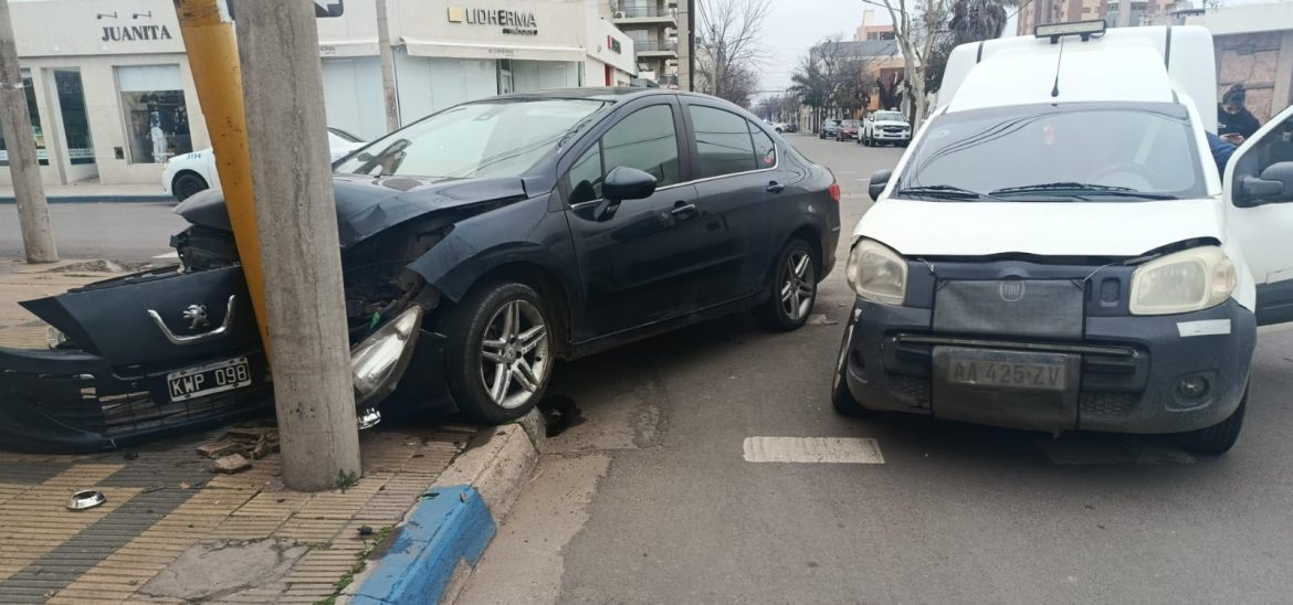 Choque en esquina céntrica de Santa Rosa: un auto terminó contra una columna