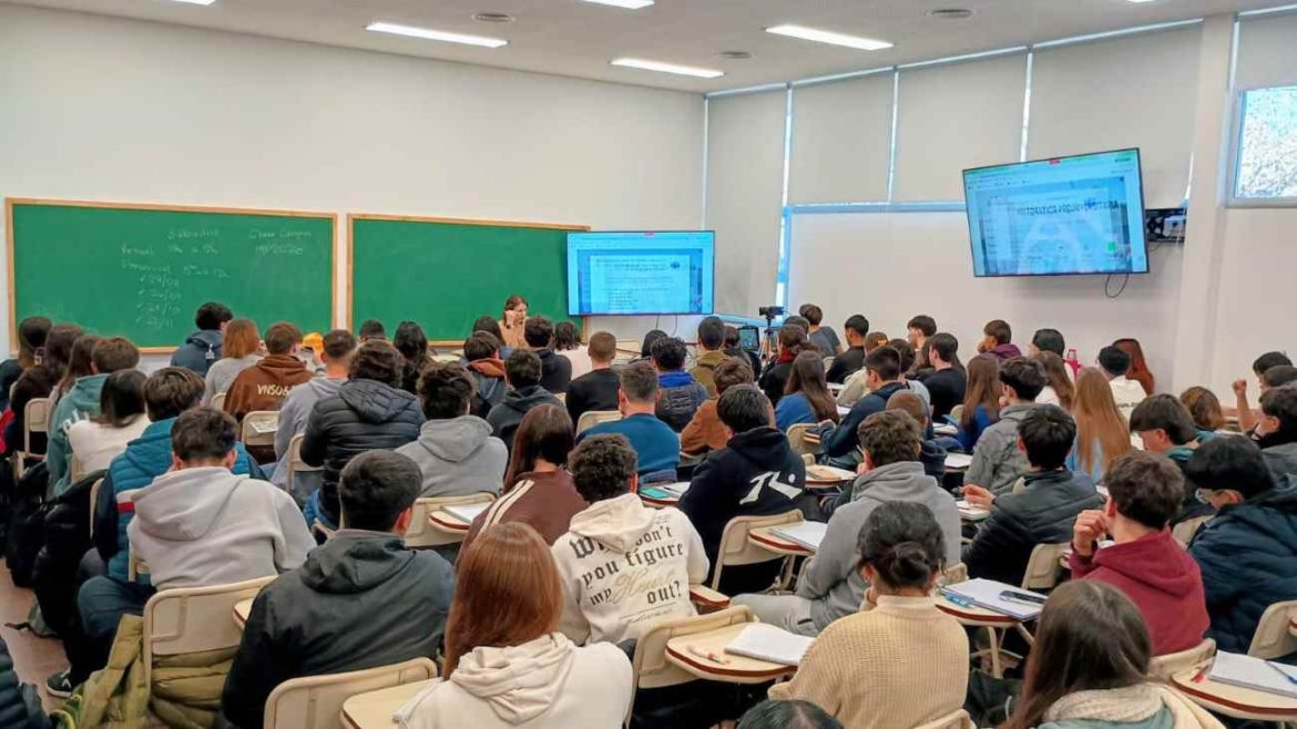 Unos 300 estudiantes en el Curso de Matemática Preuniversitaria de la Facultad de Ingeniería de la UNLPam