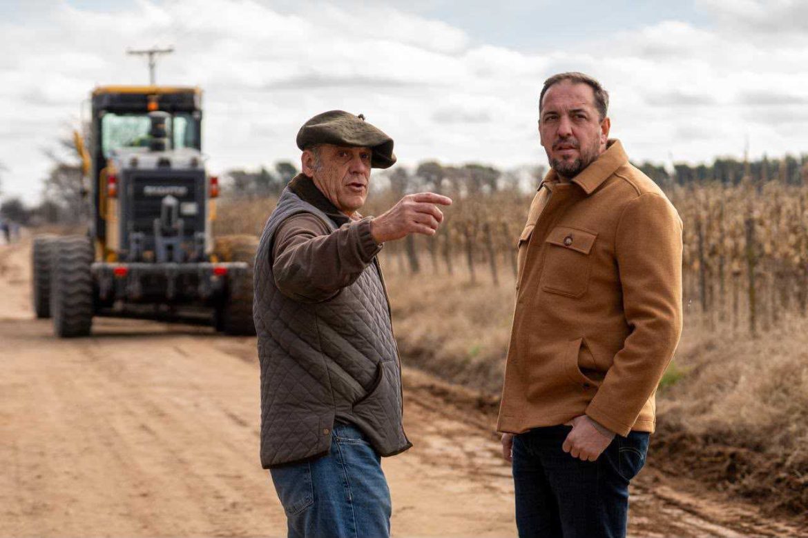 El intendente Di Nápoli y la Agrícola revisaron el avance del plan de mantenimiento en caminos rurales
