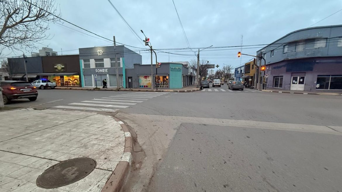 Santa Rosa: cruzaba la calle y fue embestida por una camioneta
