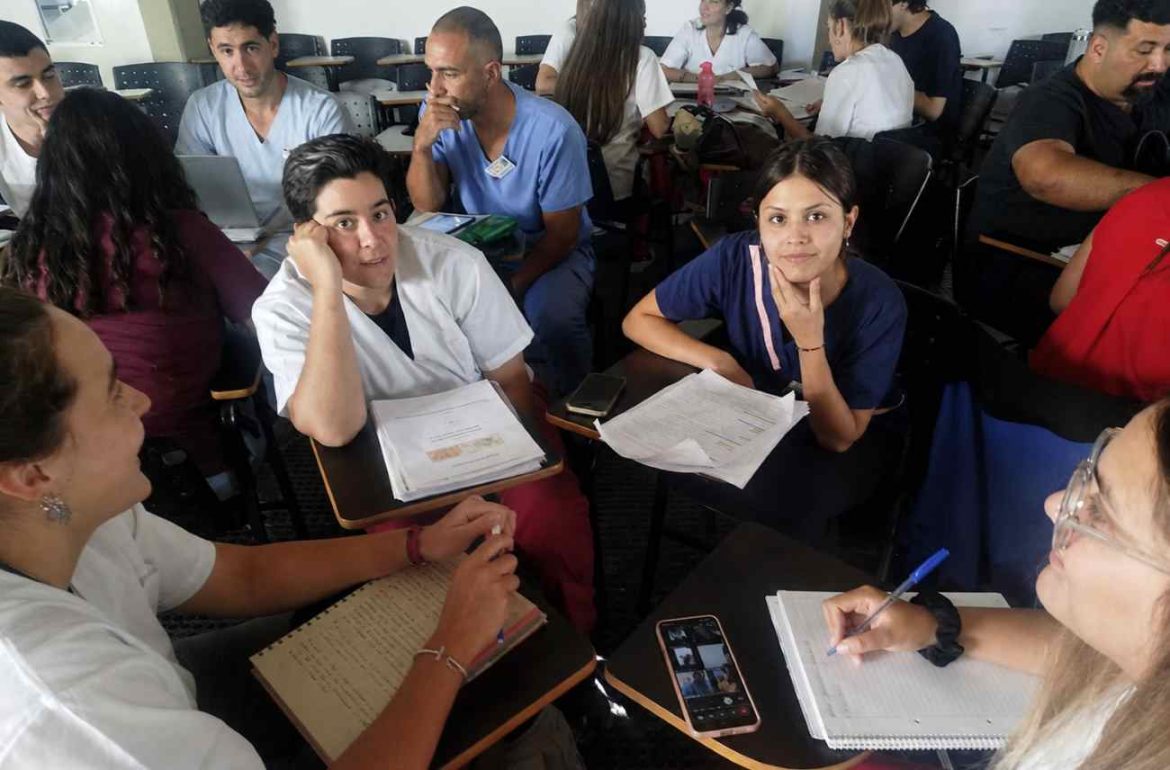 La carrera de Medicina avanza con formación clínica y prácticas en los barrios santarroseños