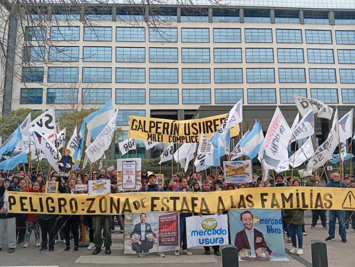 Protesta contra Mercado Libre en rechazo a las altas tasas de interés