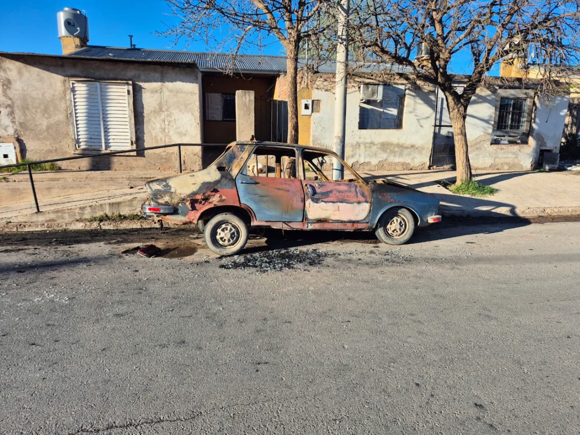 Tres chicos prendieron fuego un Renault 12 en Santa Rosa