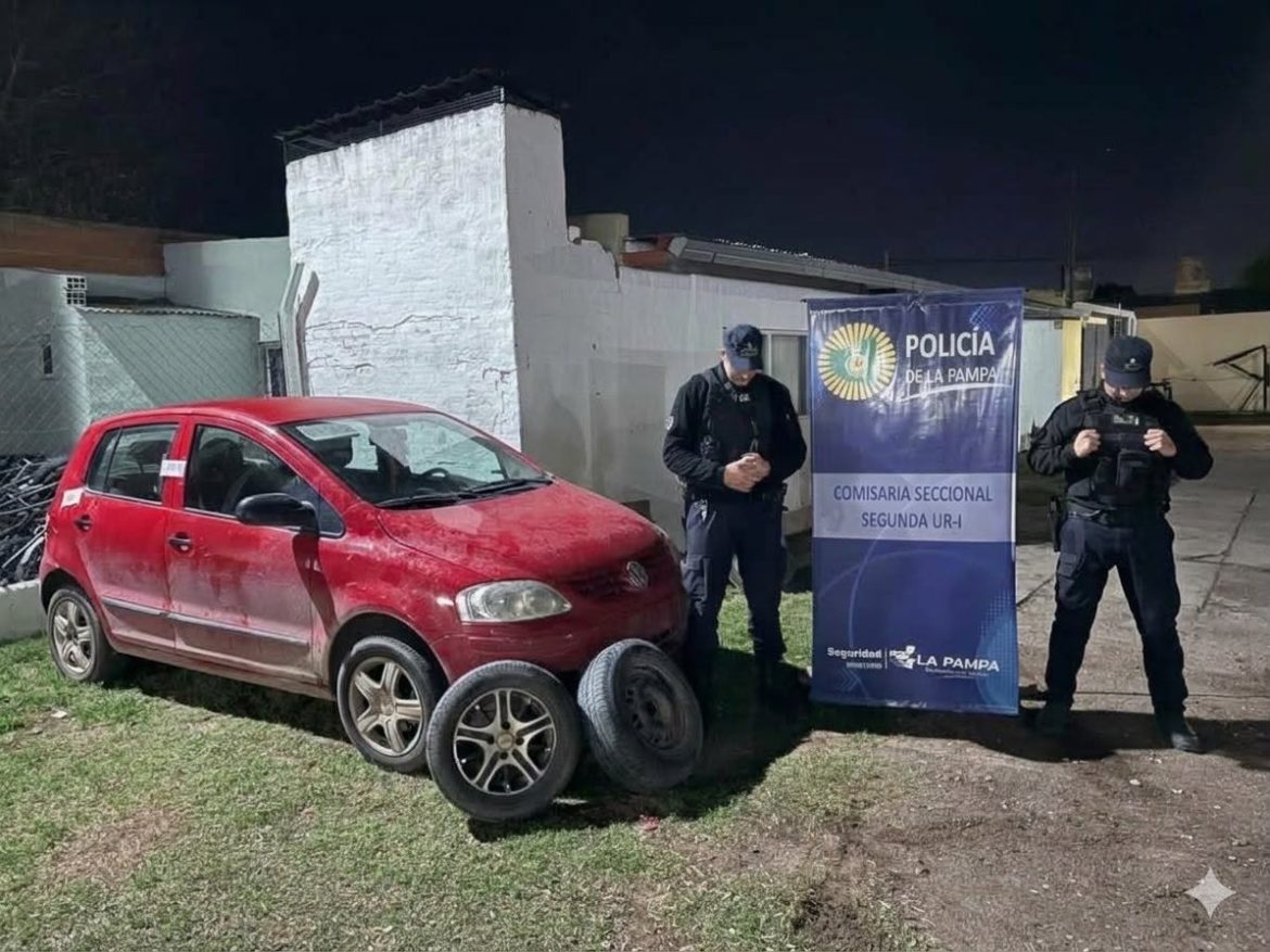 Robaron dos ruedas de un auto, las vendieron en una gomería y la Policía las recuperó
