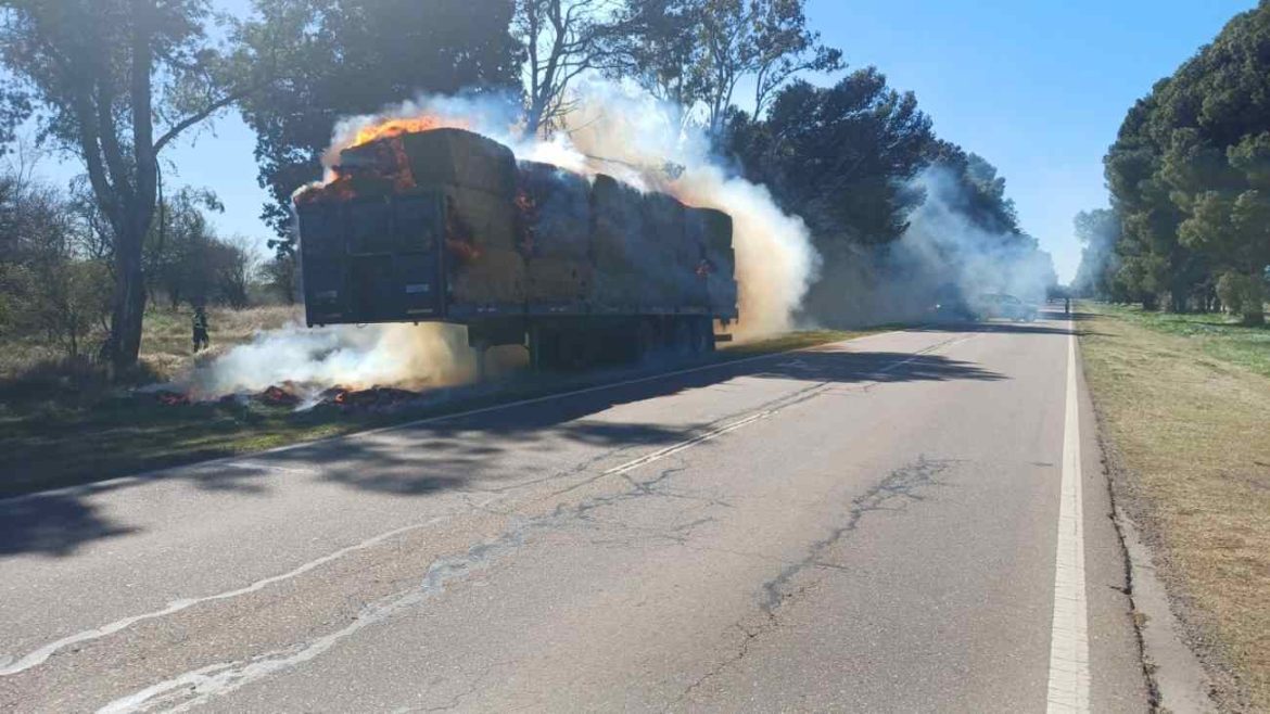 Se incendió un semirremolque que transportaba fardos en la ruta 5