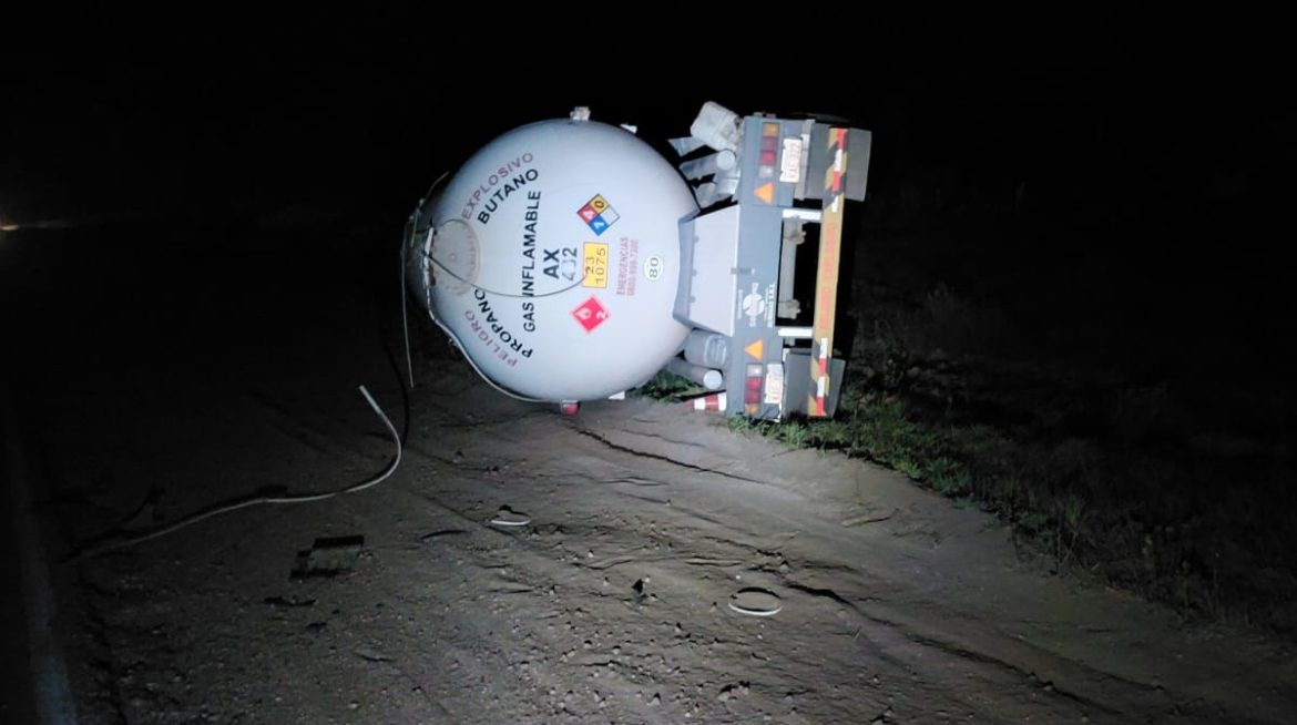 Volcó un camión con gas licuado en la ruta 143: sigue el corte total del tránsito