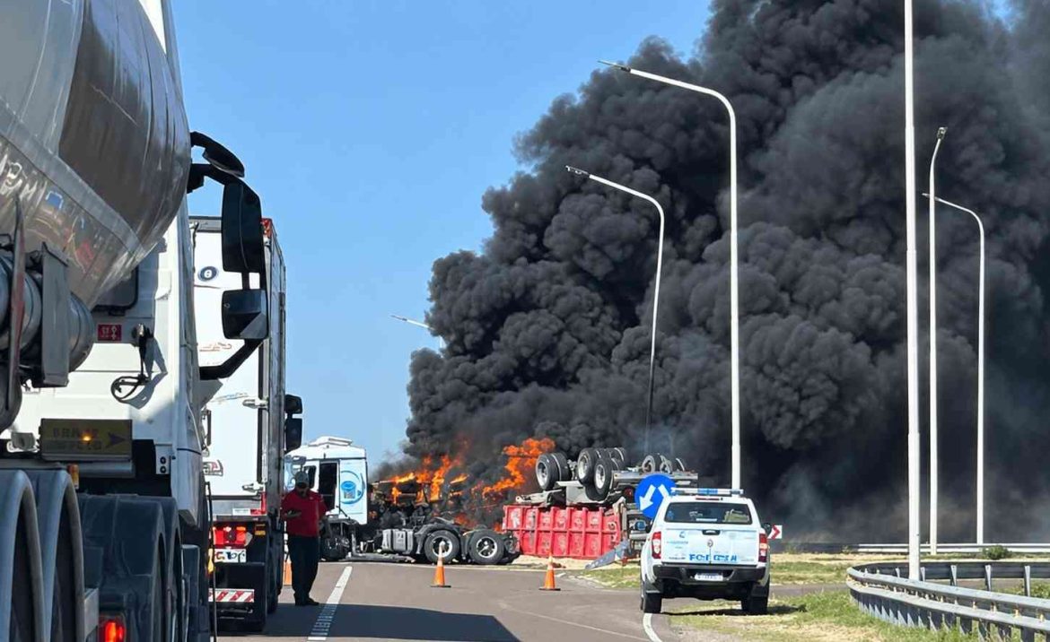 Chocaron dos camiones y uno se incendió en el Cruce de Quehué