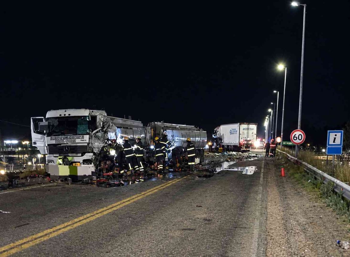 Un muerto en un choque entre dos camiones en el puente de La Adela