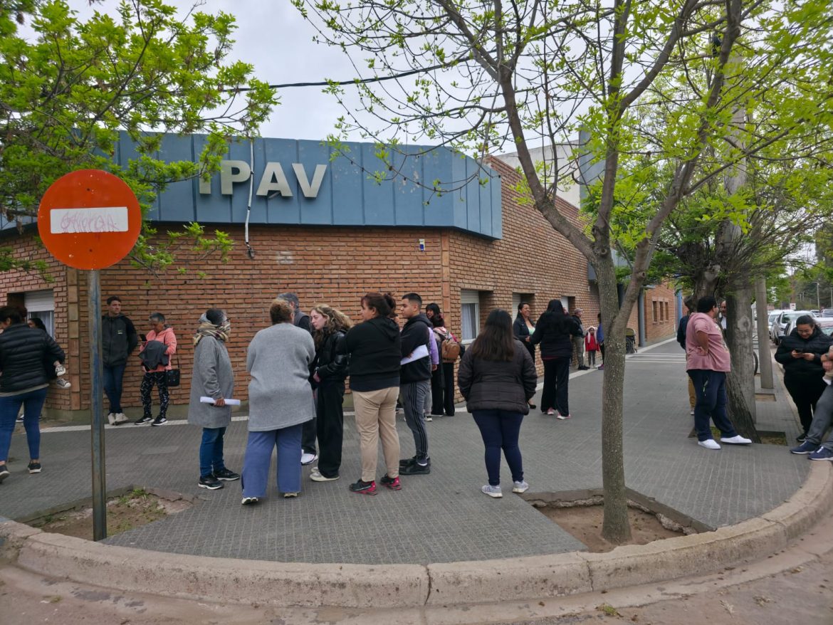 Familias santarroseñas reclamaron viviendas sociales en el Ipav