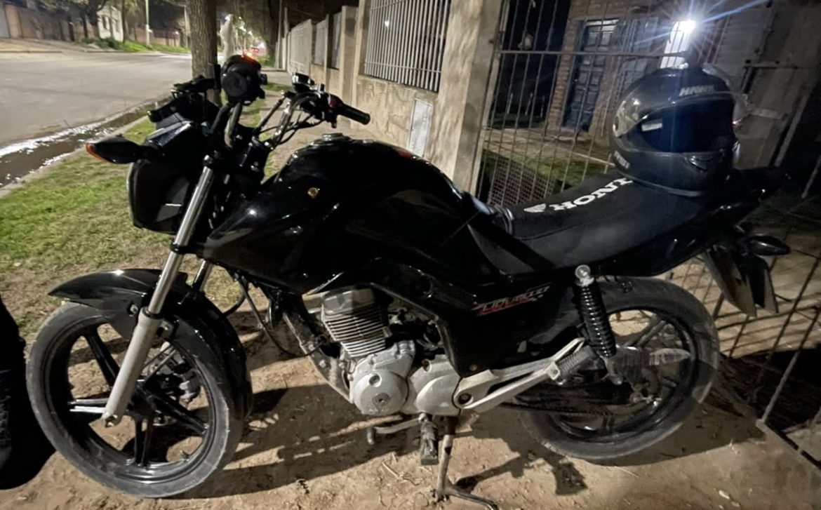 Dos adolescentes demorados luego de intentar sustraer una moto
