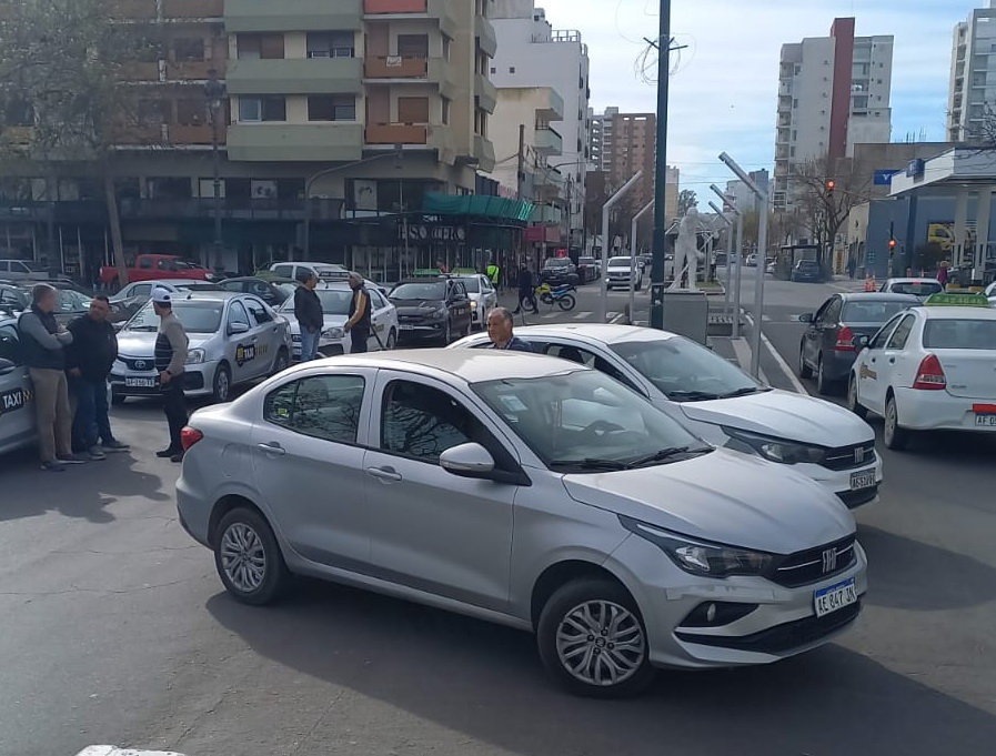 Taxistas protestan en Santa Rosa
