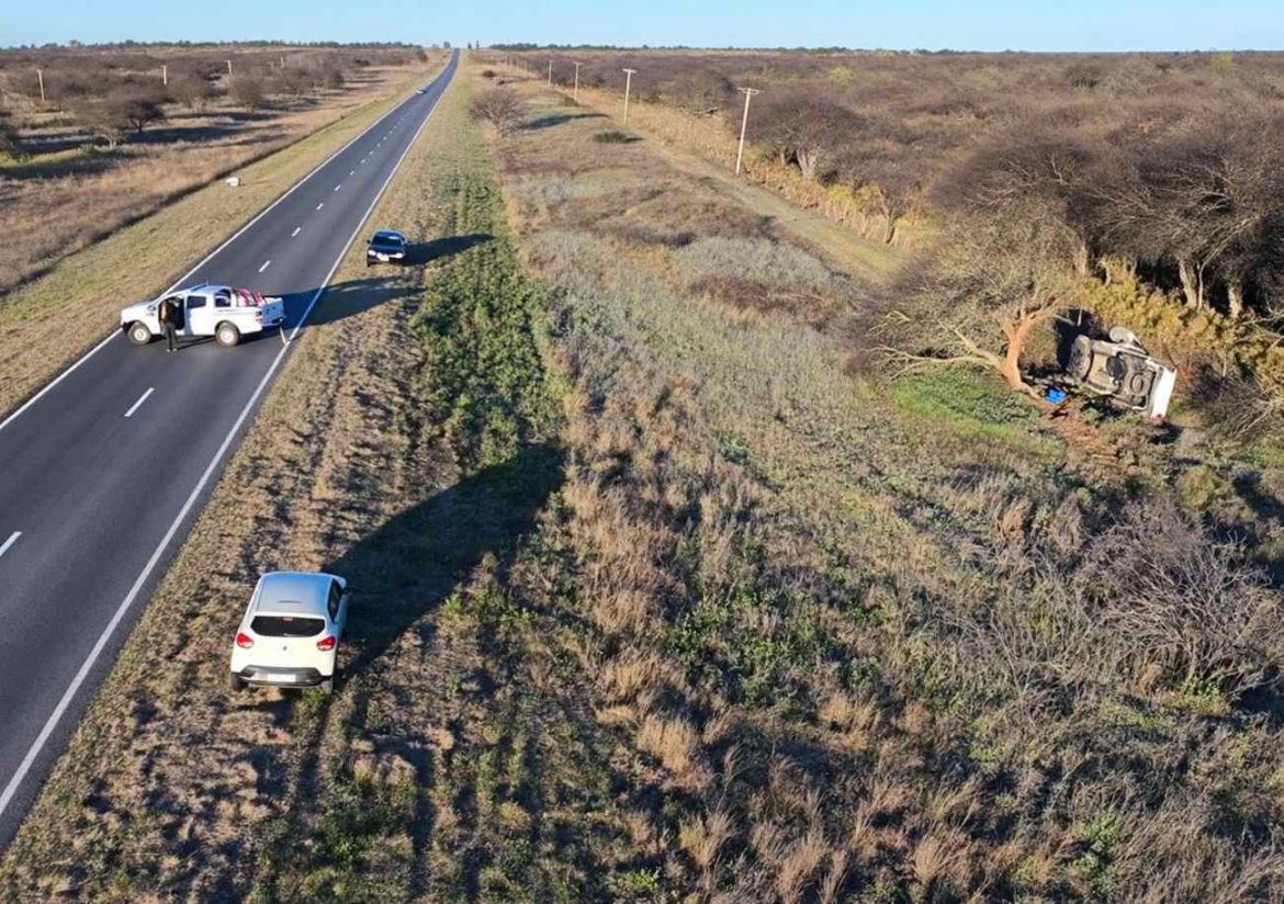 Murió un hombre entre Victorica y Telén: su pickup rozó un un camión, volcó y chocó contra un caldén