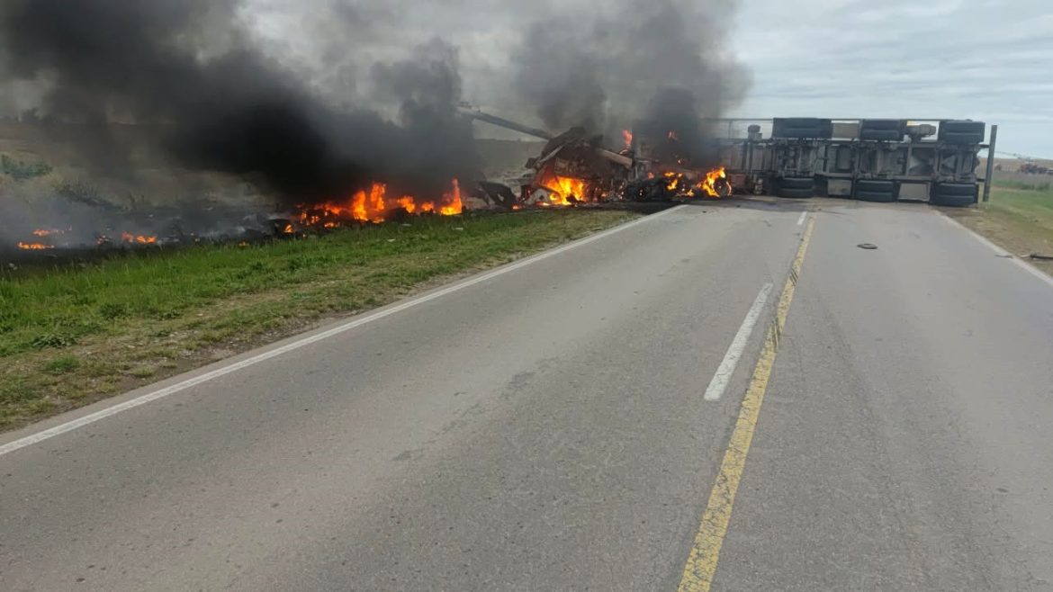 Dos muertos en un choque e incendio de dos camiones en la ruta 1
