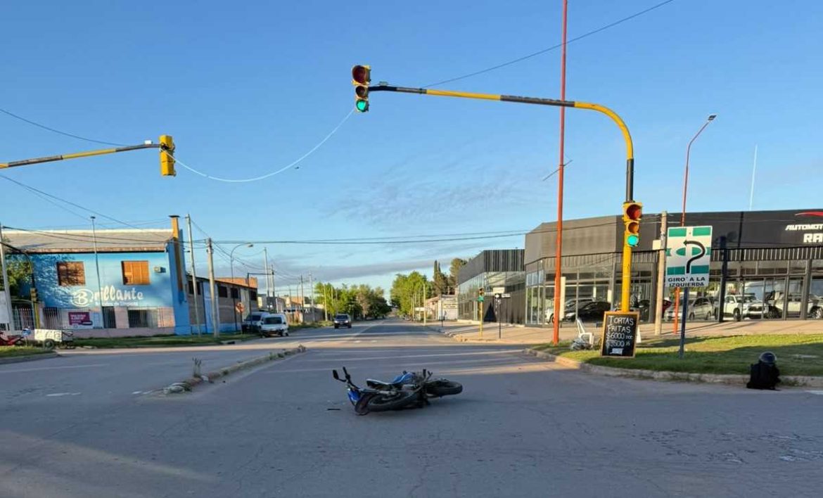 Cruzó en rojo, chocó a un motociclista y escapó: se negó al test de alcoholemia