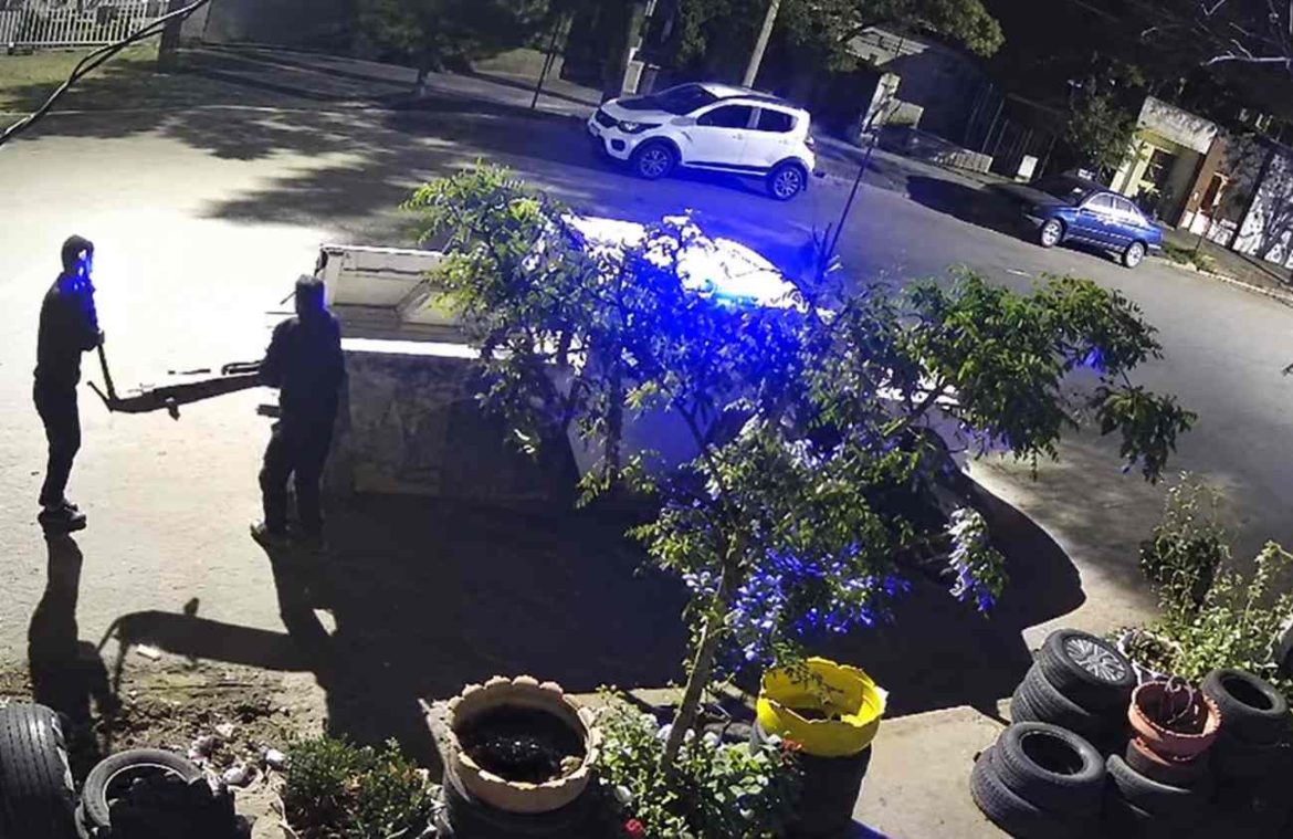 Pico: denunciaron que dos policías se robaron un crique de una gomería