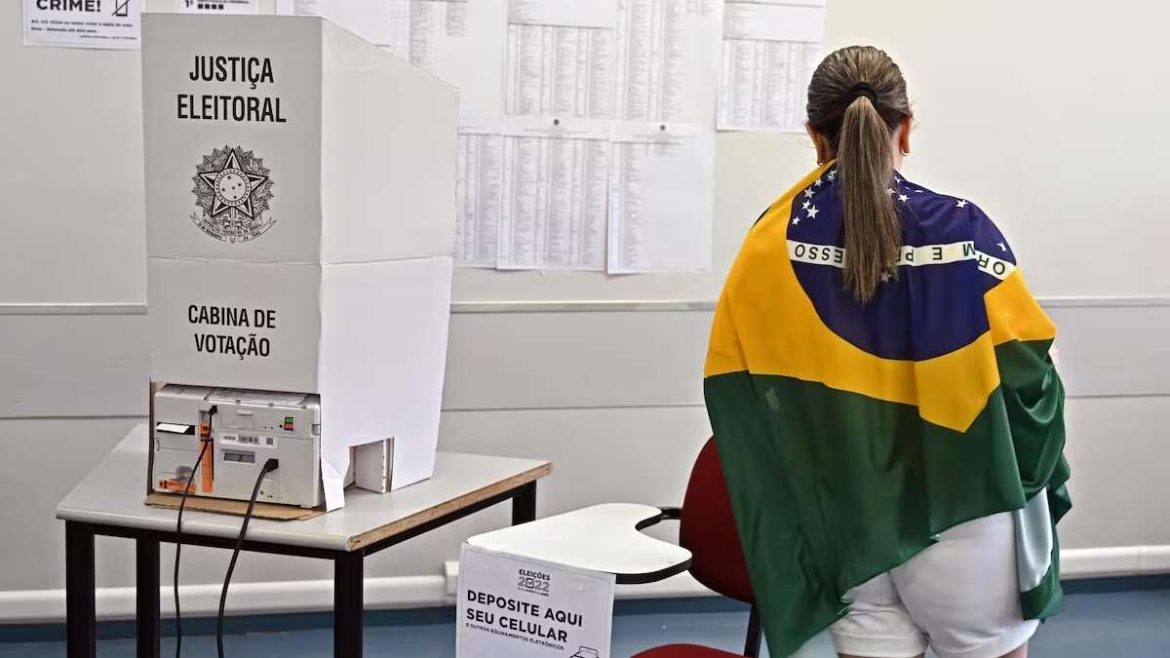 Brasil elige presidente: Flávio Bolsonaro encabeza el escrutinio en los primeros resultados oficiales