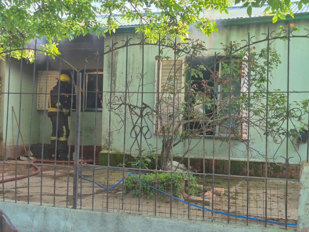 Quedó grabada en las cámaras: una joven demorada por incendiar una casa en Santa Rosa