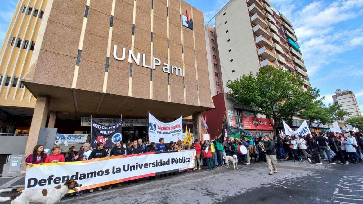 En defensa de la UNLPam: una multitud en la Marcha Universitaria en Santa Rosa