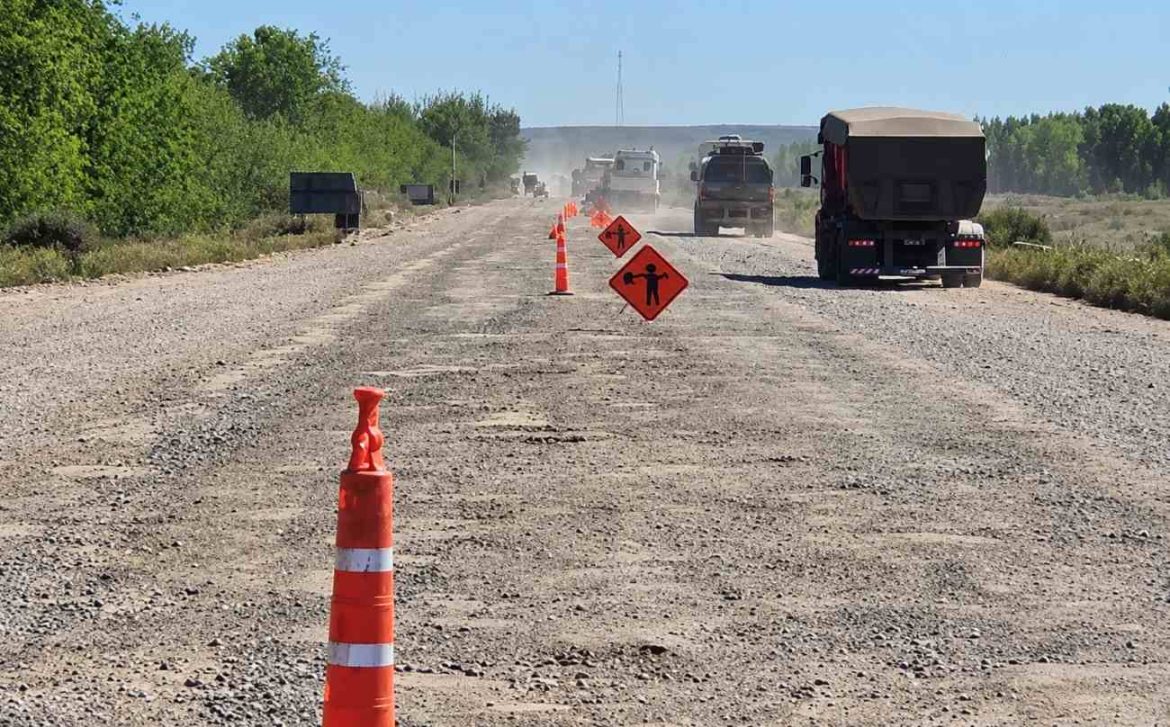 Ravier anunció el inicio de un “bacheo” en la ruta 151 que ya no tiene ni asfalto