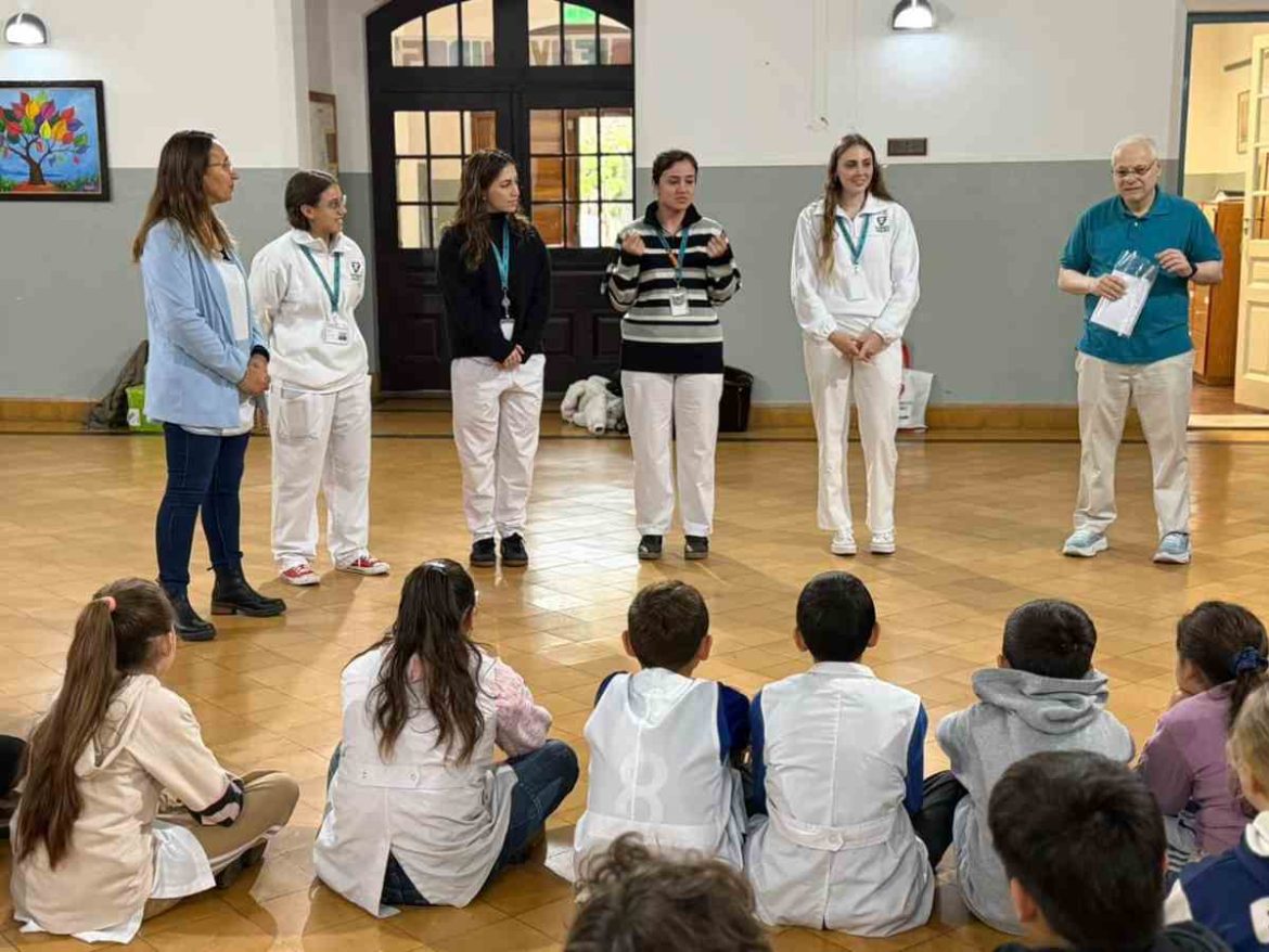 La Universidad Favaloro llegó a Jacinto Arauz con talleres escolares y capacitación médica